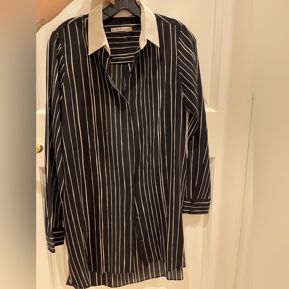 Alice + Olivia oversized top size small